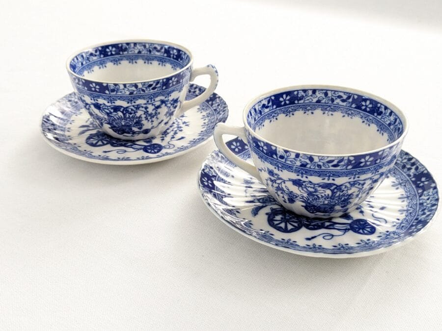 Paire de tasses et sous tasses à café vintage en porcelaine